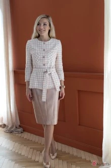 Юбочный костюм Azzara 595 юбка цвета розовой бронзы, жакет цвета экрю в кремово-розовую клетку